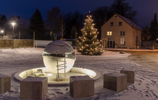 Pirker Dorfbrunnen in der Weihnachtszeit